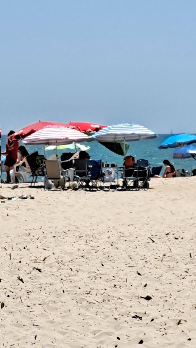 Max__Valero's tweet photo. Para cuándo la torre de vigilancia para la @CruzRojaEsp en la playa de la Garrofera de #ElSaler Y la bandera que debiera ser visible desde cualquier punto, escondida entre sombrillas porque tampoco han colocado el mástil Que no haya que lamentarse @AjuntamentVLC @policialocalvlc https://t.co/vOaWUSx10E
