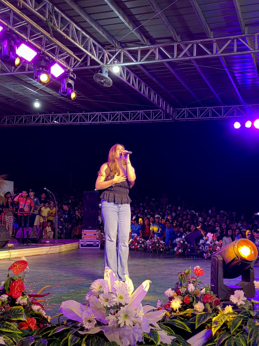 kreativdenph's tweet photo. Angeline Quinto wowed last night’s crowd when she performed at the Celebrity Night of the 66th Araw ng Bunawan and 23rd Haw-an Festival in Agusan Del Sur! 🌟

#KD #KreativDen #KDStar #AngelineQuinto https://t.co/I3ZoMgYjZn