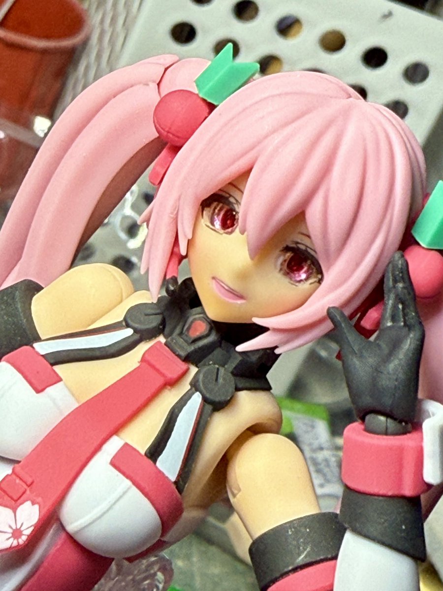桜ミクさん、やっぱりイメージに合わせて赤系の眼に交換。
めだまやさんの「てのこんだやつ」だえんM2。
#桜ミク
#めだまや