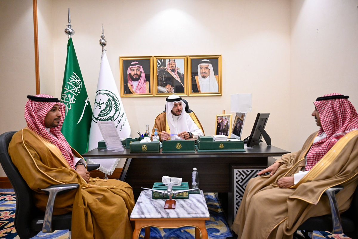 📸 | سمو ⁧محافظ الطائف⁩ الأمير ⁧سعود بن نهار⁩ يلتقي مدير مكتب وزارة الرياضة بالمحافظة عبدالله الزايدي، حيث اطلع سموه على البرامج الرياضية والفعاليات التي تم تنفيذها في المحافظة.