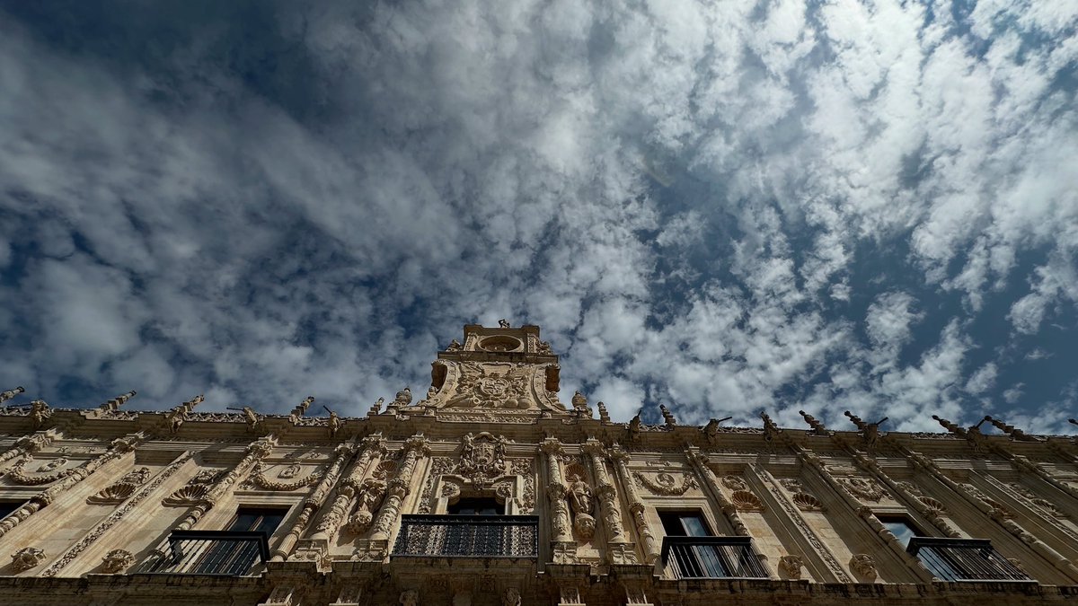 🌍👋🏼 Con esta imagen del Parador de San Marcos y un cielo precioso como el que siempre tenemos en #LeónEsp, damos los #Buenosdíasmundo #felizdomingo 

🌡️20°C