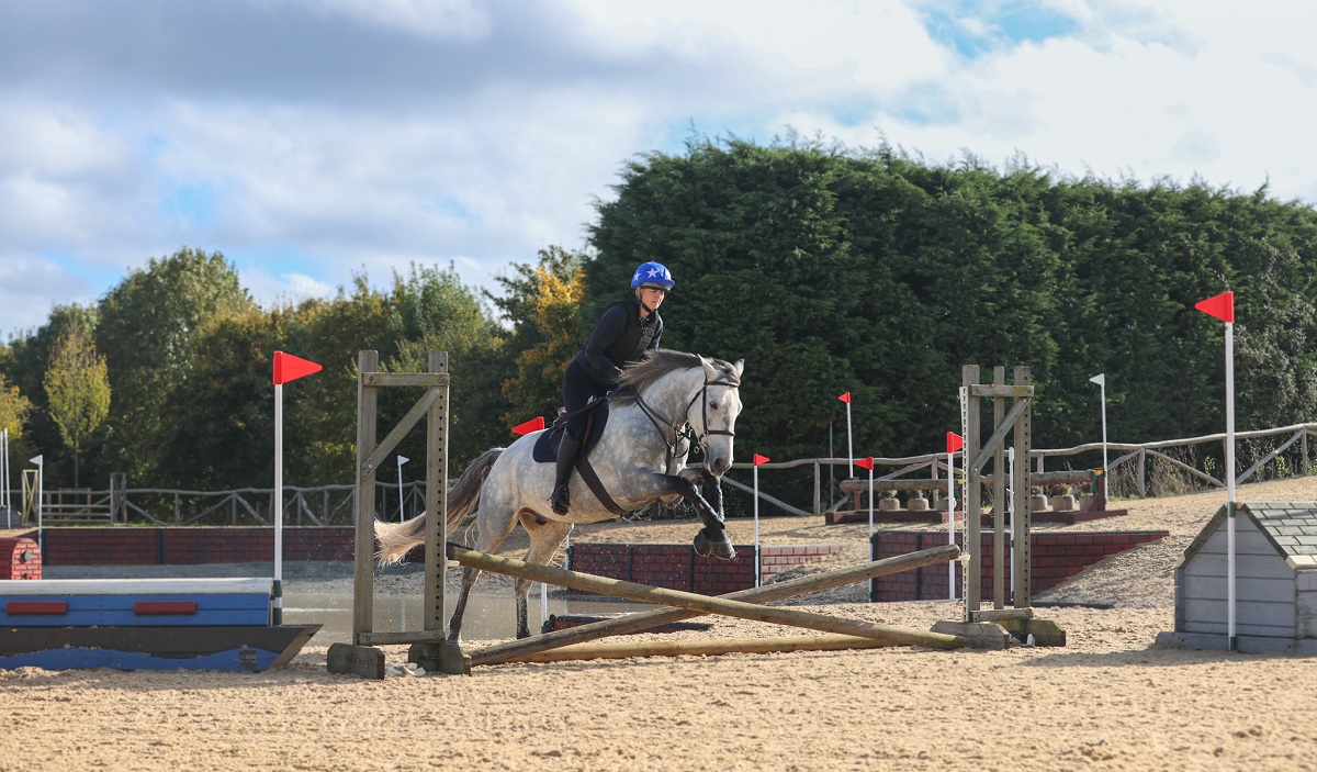 𝗖𝗼𝗺𝗶𝗻𝗴 𝗨𝗽: 𝗔𝗿𝗲𝗻𝗮-𝗖𝗿𝗼𝘀𝘀 𝗰𝗹𝗶𝗻𝗶𝗰𝘀 𝘄𝗶𝘁𝗵 𝗝𝗮𝗻𝗲 𝗗𝗮𝘄𝘀𝗼𝗻
⏰ Wednesday 25th June | Sunday 13th July
📍 Keysoe International,MK44 2JP

🔗 Book your spot today: keysoe.com/product/arena-…

#JaneDawson #ArenaCrossClinic #KeysoeCommunity #EquestrianEvents