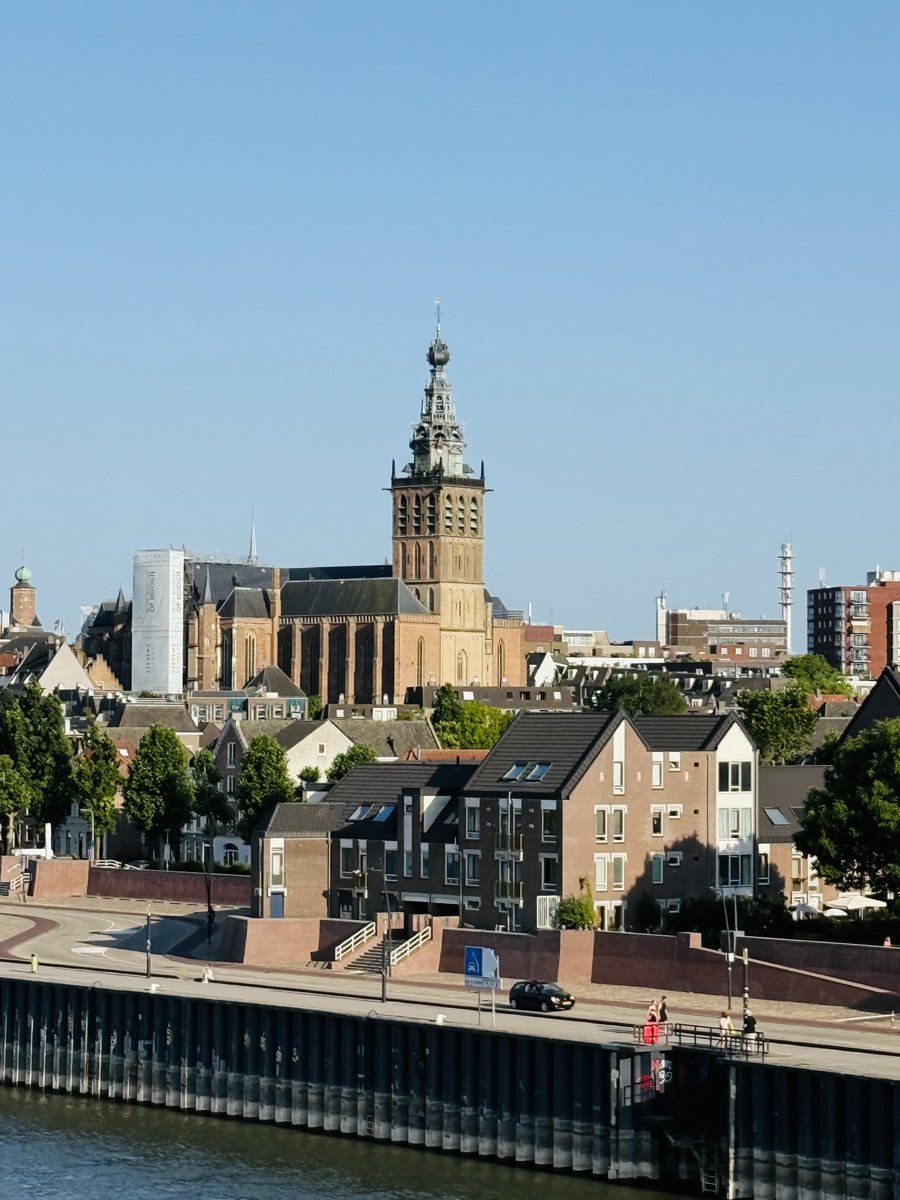 Nijmegen zaterdagavond, gezien vanaf de spoor-fietsbrug over de Waal.