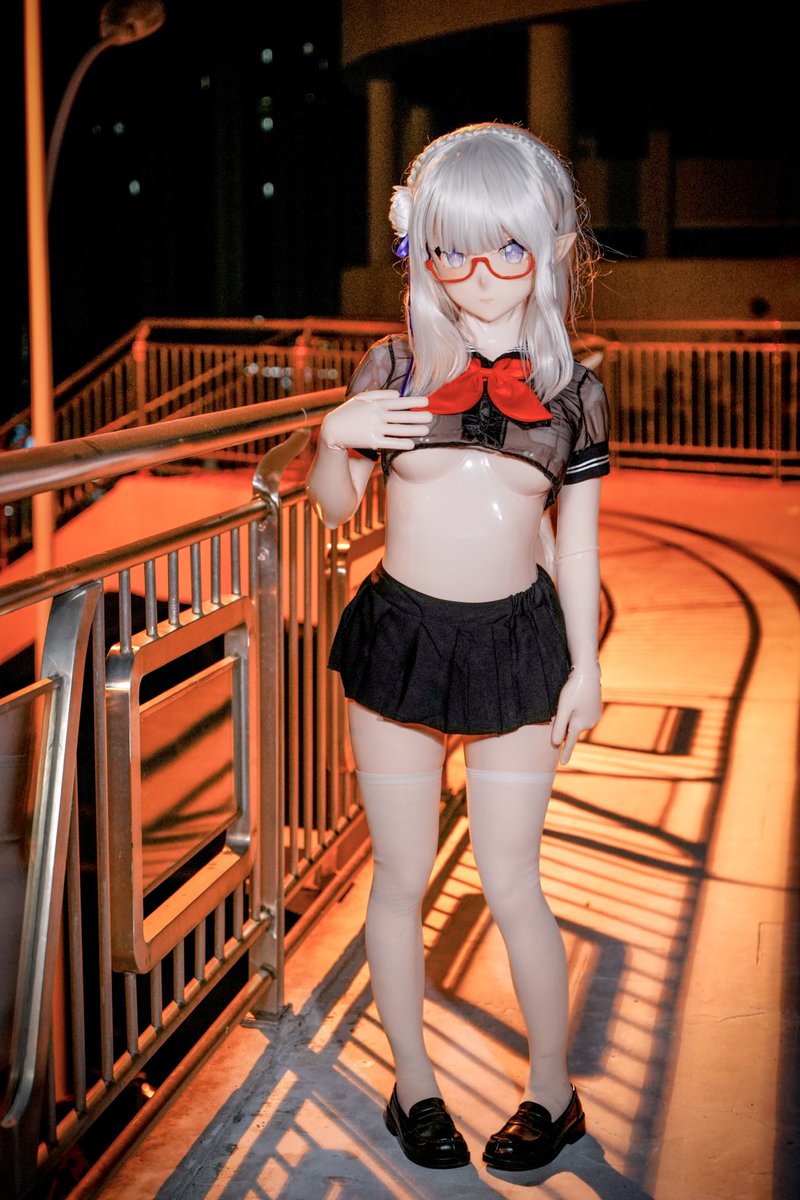 “为什么用这么奇怪的眼神盯着我……”
“明明……有好好按你的要求穿上的💦”

📸：<a href="/zhuangzhuang91/">壮壮人</a> 
👓：<a href="/TheCove_Amoy/">渔港小铺</a> 
🙋‍♀️：<a href="/Samidare_River/">Samidare</a> 
#kigurumi #latex #着ぐるみ