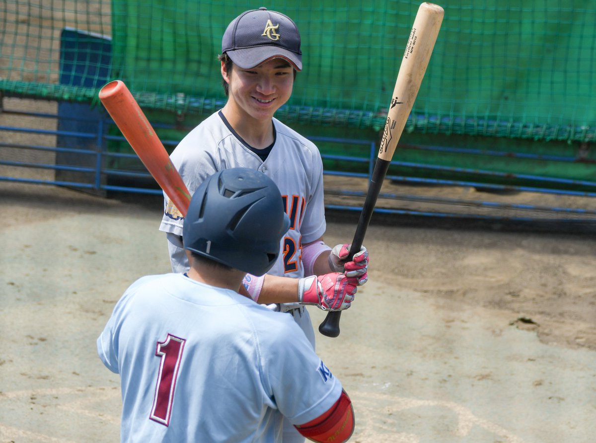 aoyamax4's tweet photo. 本日の杉山サンダー選手
関学連の安打製造機・勝田成選手(④関大北陽)からグリップの持ち手について、アドバイスをもらってました
秋のリーグ戦の杉山選手が楽しみですね https://t.co/xjt436Cqll