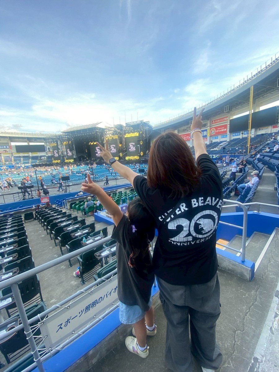 nako_spbv_75's tweet photo. この半年、本当に色々あってしんどくて、でも何とか駆け抜けてきてた私たち。
言葉にできない思いが涙にたくさん詰まってたけど、それをお互いぬぐいあって、一緒に音楽できたね。
アイラヴユー娘、アイラヴユーSUPERBEAVER！
はちきれそうなぐらい愛してる！
 #SUPERBEAVER https://t.co/7fXV6fhVv6