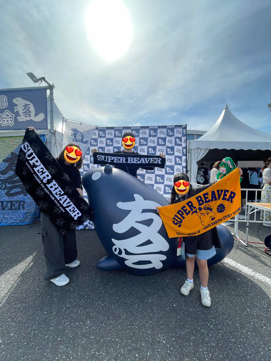 nako_spbv_75's tweet photo. この半年、本当に色々あってしんどくて、でも何とか駆け抜けてきてた私たち。
言葉にできない思いが涙にたくさん詰まってたけど、それをお互いぬぐいあって、一緒に音楽できたね。
アイラヴユー娘、アイラヴユーSUPERBEAVER！
はちきれそうなぐらい愛してる！
 #SUPERBEAVER https://t.co/7fXV6fhVv6