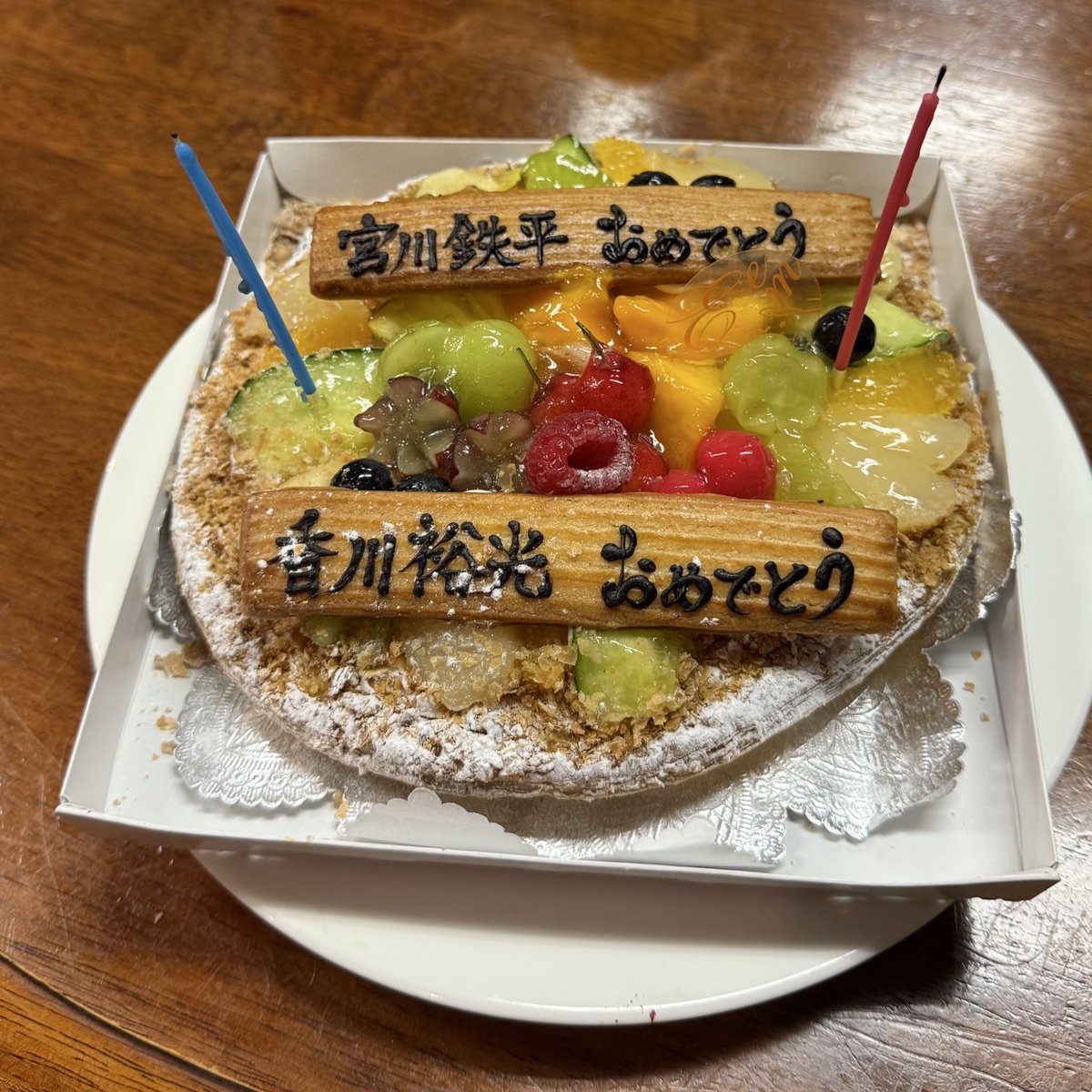 mirako99's tweet photo. Next Door@小手指サウンドストーン
#宮川鉄平 さん、#斉藤慶 さん共に珍しい曲が聴けて嬉しかった🤗
#香川裕光 さん、ハンドマイクで歌うCOSMOSめちゃ盛り上がりました😆
#楠瀬大地 さんの🎸も最高でした!
#KaiYa さん、久しぶりに聴けてよかった😊
6月お誕生日のお二人のお祝いもできて楽しかった🎂 https://t.co/sl1e5gK2YD