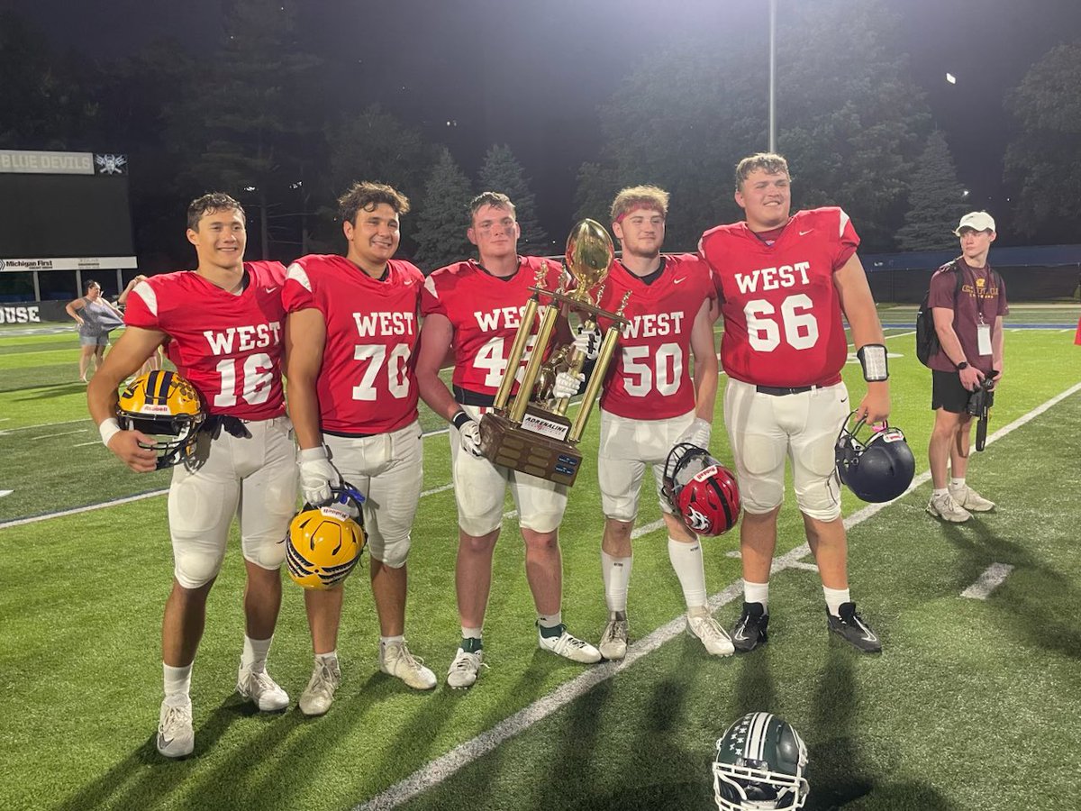 AlexLutgring's tweet photo. West side and @CalvinKnightsFB do it best‼️ https://t.co/qSpuMbL1Hs
