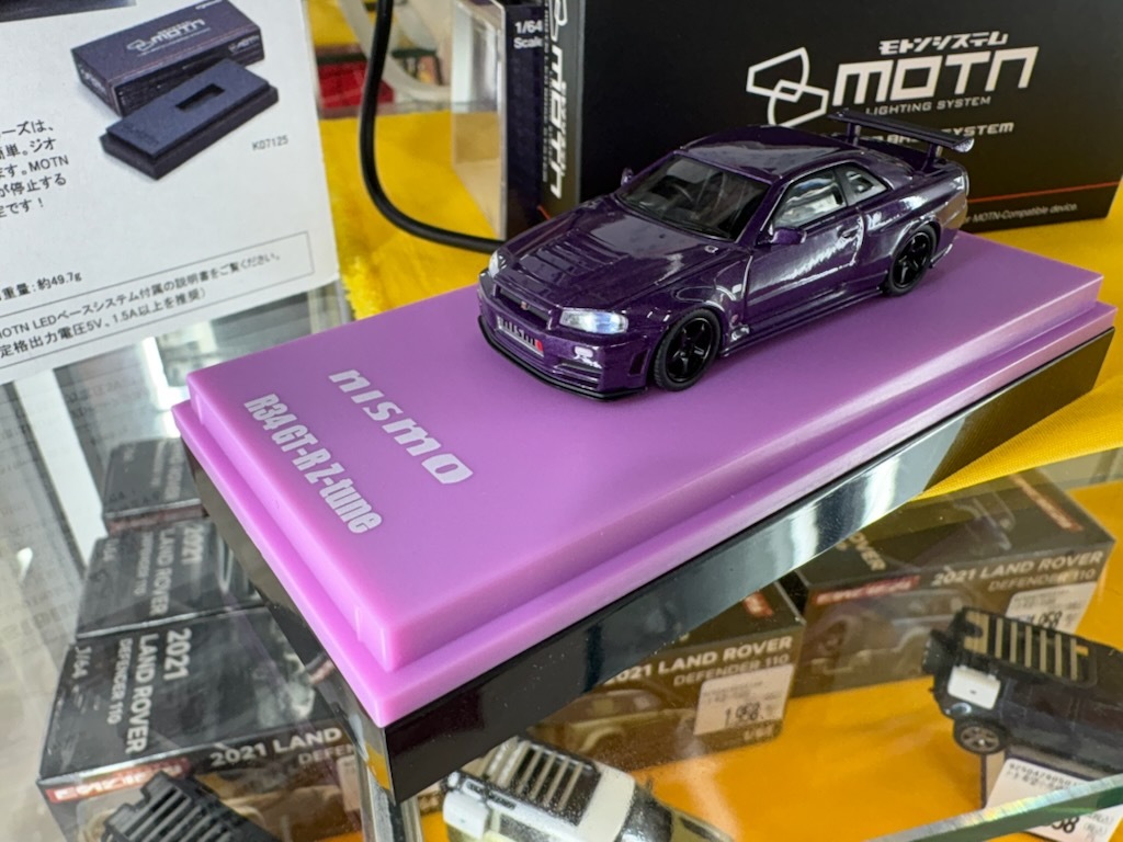 ミニカーディスプレイの新たな提案です。京商「MOTN（モトン）LED