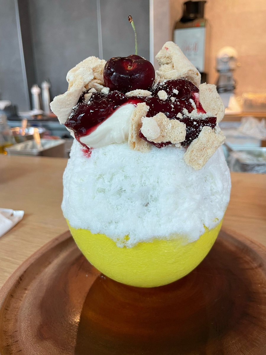 仕事帰りかき氷活動

アメリカンチェリーのかき氷、お店によって個性が出るのでおもしろい。
アメチェのコンポートにウィスキーミルクのクリーム、そしてわたしが大好きなこのお店のメレンゲ。
落とさないように食べ進めるのもごーらーの腕の見せどころ,
天辺のチェリーの粒がめちゃデカくて笑ったw