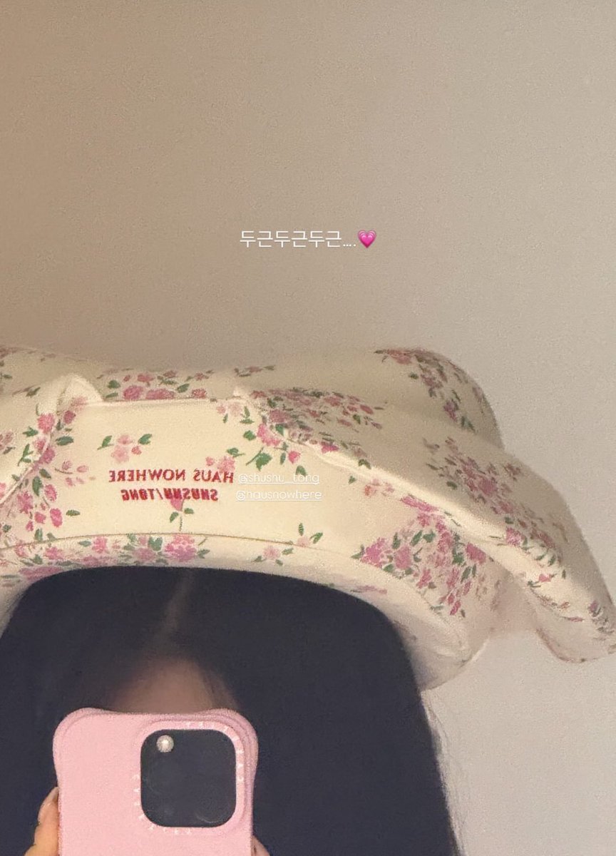 ningyningie's tweet photo. ✨ Pink bags + hat decor with tiny rose motifs = my ultimate faves!🌸💖 Everyone should know I’m that girl who lives for all things cute~ kkkk 🥰💼👒 If you're like me and love this vibe too, go check the accounts I tagged! Let’s twin in cuteness, okay? 😍🌷💗 https://t.co/KyKelXtl8e
