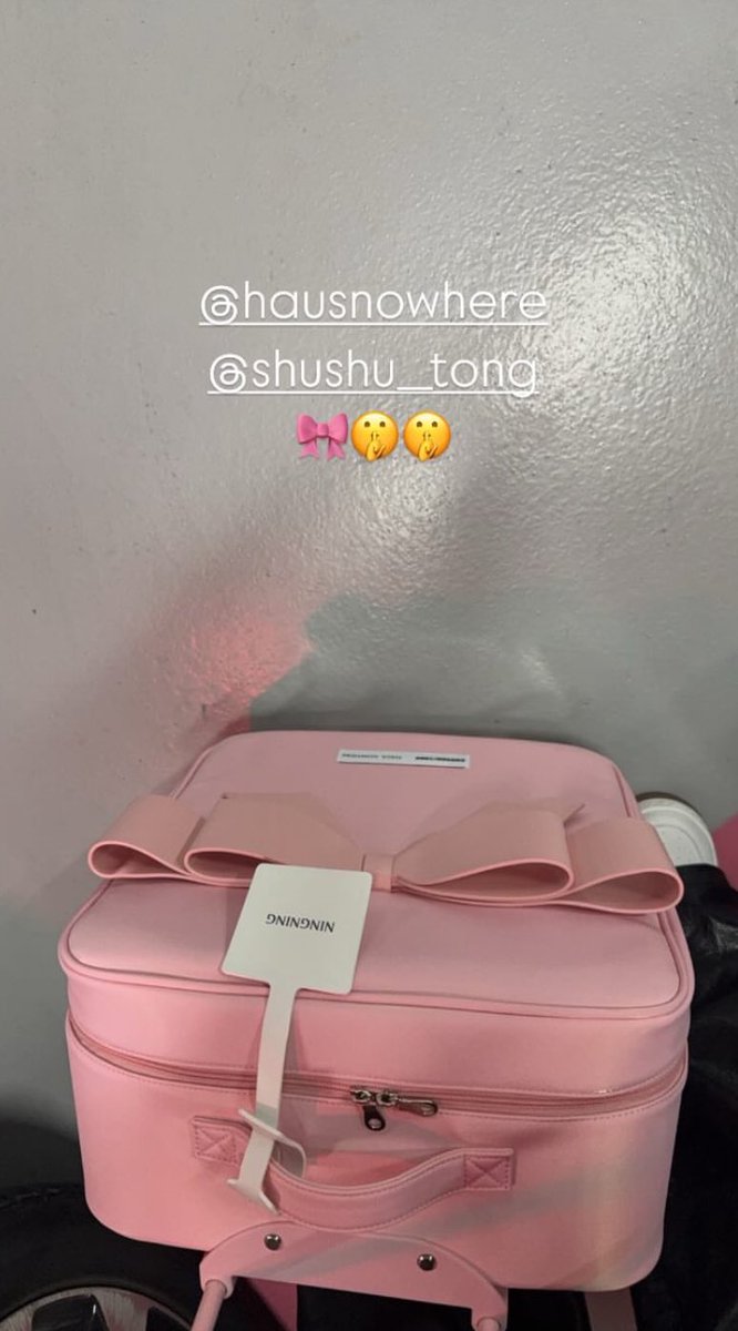 ningyningie's tweet photo. ✨ Pink bags + hat decor with tiny rose motifs = my ultimate faves!🌸💖 Everyone should know I’m that girl who lives for all things cute~ kkkk 🥰💼👒 If you're like me and love this vibe too, go check the accounts I tagged! Let’s twin in cuteness, okay? 😍🌷💗 https://t.co/KyKelXtl8e