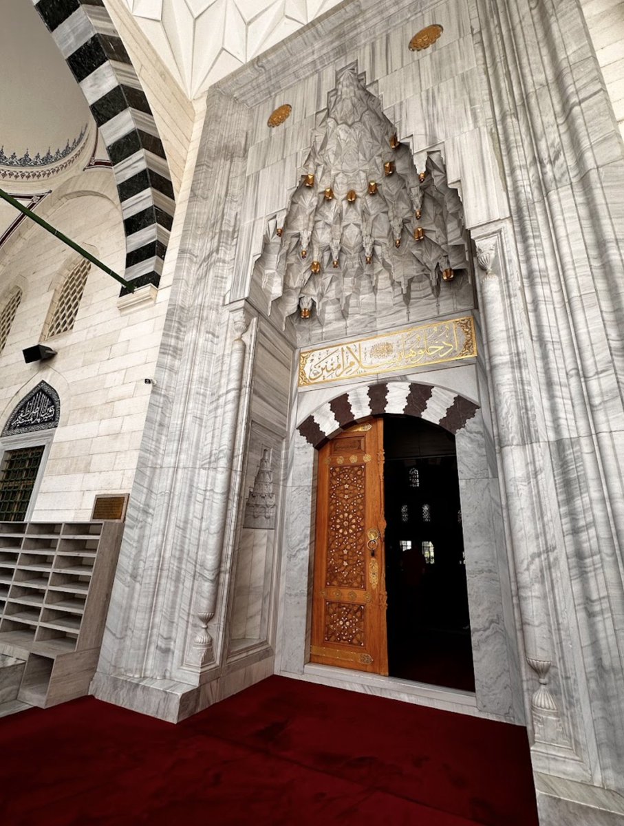 土库曼斯坦的首都，阿什巴哈德，白色的大理石城
找到几张青春靓丽的学生照片，男生衬衫领带，高中女生着绿色长裙，大学女生穿红色长裙，一座洋溢着快乐的城市