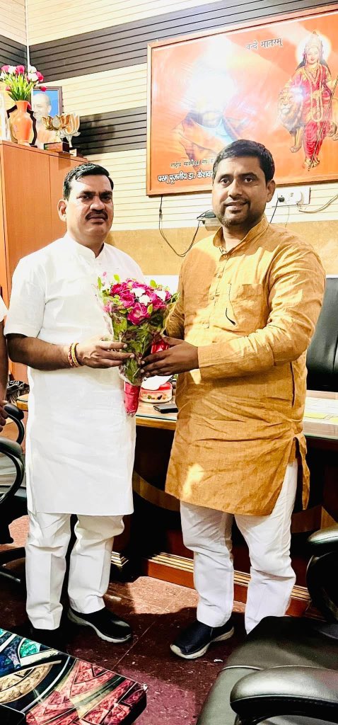 NeerajSolanki17's tweet photo. अत्यंत लोकप्रिय मृदुभाषी,सरल स्वभाव के धनी पूर्व विधायक खुर्जा आदरणीय बड़े भाई श्री विजेंद्र सिंह जी को जन्मदिन की बहुत बहुत शुभकामनाएँ
ईश्वर आपको दीर्घायु और स्वस्थ रखे जनता जनार्दन की सेवा करने की और अधिक शक्ति प्रदान करे https://t.co/bdDrHqYItN