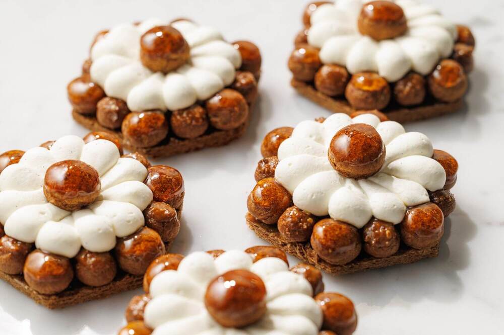 フランス菓子「サントノレ」着想の六角形ケーキ、ル・ショコラ・アラン・デュカス 東京工房で - fashion-press.net/news/134902