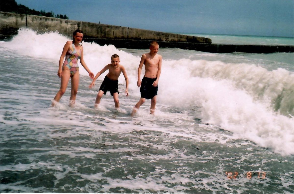 Harri_EST๐ช๐ช๐บ๐ฆ (@harri_est) on Twitter photo <a href="/escoguy_01/">Derek ๐บ๐ธ๐บ๐ฆ</a> Here is me, my mom and my little brother in Yalta Crimea in year 2001, a place where my grandfather was from ๐ <a href="/escoguy_01/">Derek ๐บ๐ธ๐บ๐ฆ</a> Here is me, my mom and my little brother in Yalta Crimea in year 2001, a place where my grandfather was from ๐