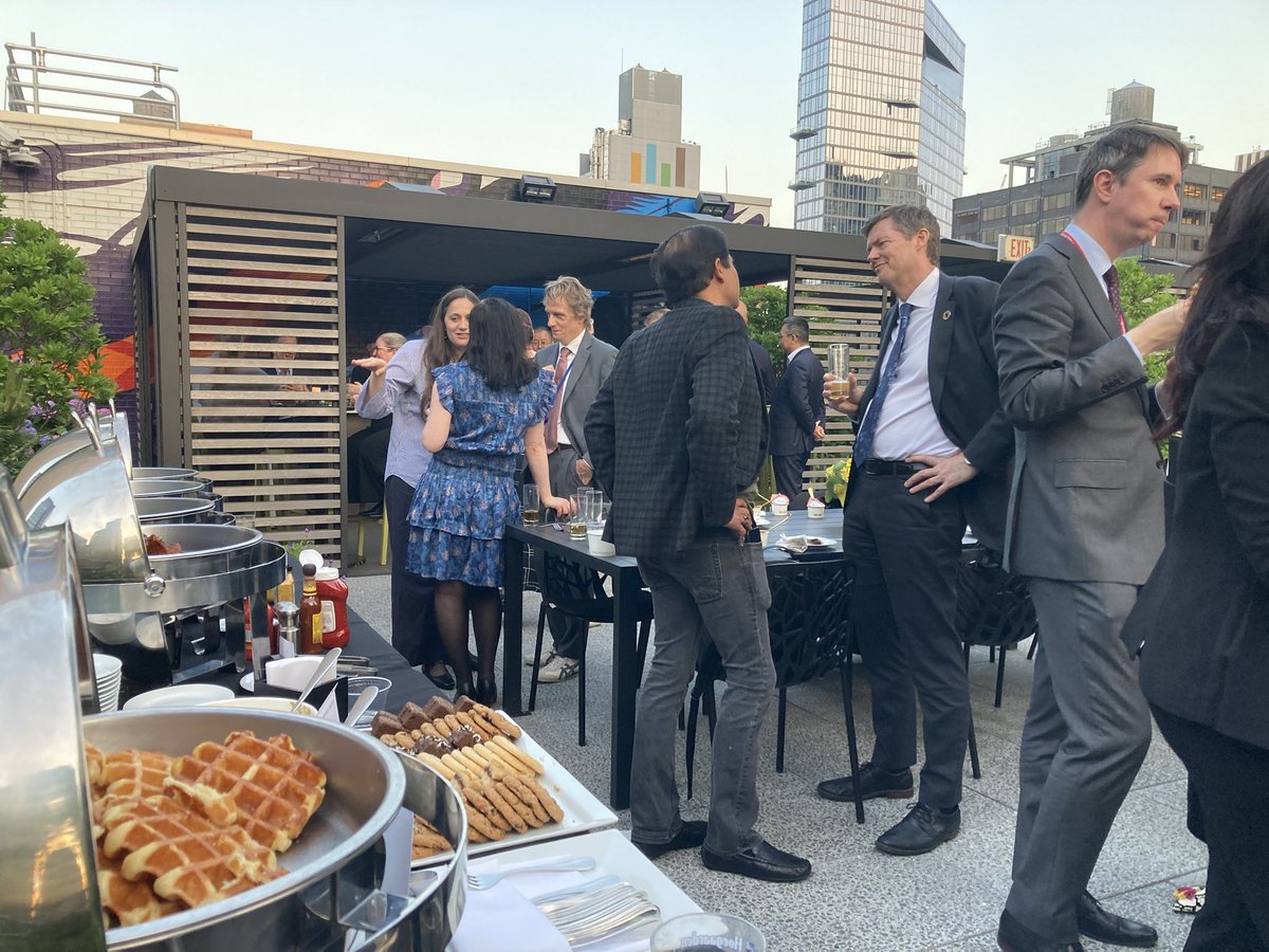 🇺🇳🇧🇪The time for bittersweet goodbye speeches has arrived…

🙏Thank you dear <a href="/UN/">United Nations</a> colleagues &amp; #NewYorkCity friends…for four extremely enriching &amp; rewarding years even though it has not been the easiest time for #Multilateralism

🗽One more month &amp; we are off to new endeavours🇲🇽