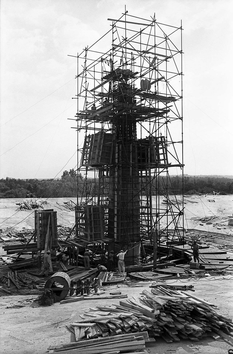 Interesante fotografía de la construcción del Museo Nacional de Antropología, puntualmente de su patio central donde se observa la columna de concreto armado de 12 metros de altura que sostendría el llamado “Paraguas”, el cual es uno de los espacios icónicos del museo mencionado.