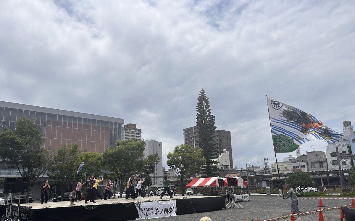 chanokuni_fes's tweet photo. メインステージの様子です！

来場者も増え、更に賑わっています✋
引き続き楽しんでいきましょう〜❗️

 #つる姫
 #翔舞
 #良さ来い茶ノ国祭り
 #茶ノ国祭り https://t.co/zqWzLYaltm