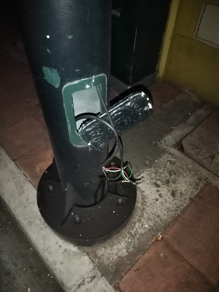 inglytm's tweet photo. @CNEL_EP Estimados en luis urdaneta 1607 entre José mascote y esmeralda se han robado los cables del alumbrado público,  todo está oscuro, ayuda https://t.co/LTFsiL4211