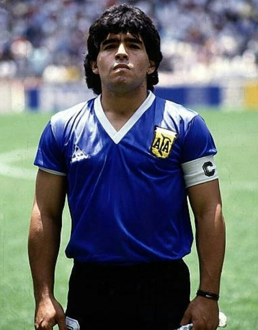FinoYossen's tweet photo. Con esta cara salió el Diego a jugarle a los ingleses hace 39 años.

A cara de perro. Para la historia. https://t.co/X4jc7Pp6Uu