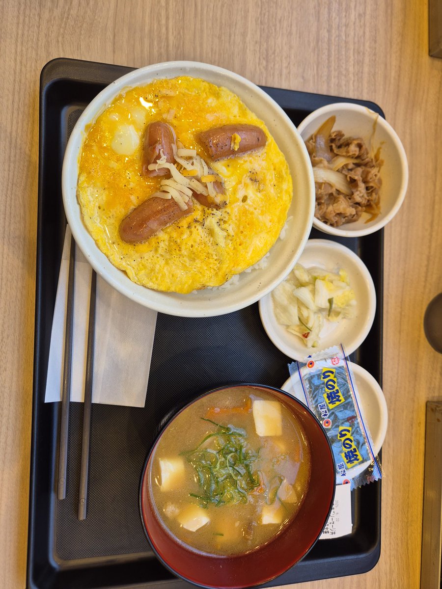 那一片海苔为什么还得用个盘子装？直接放碟子上不就得了