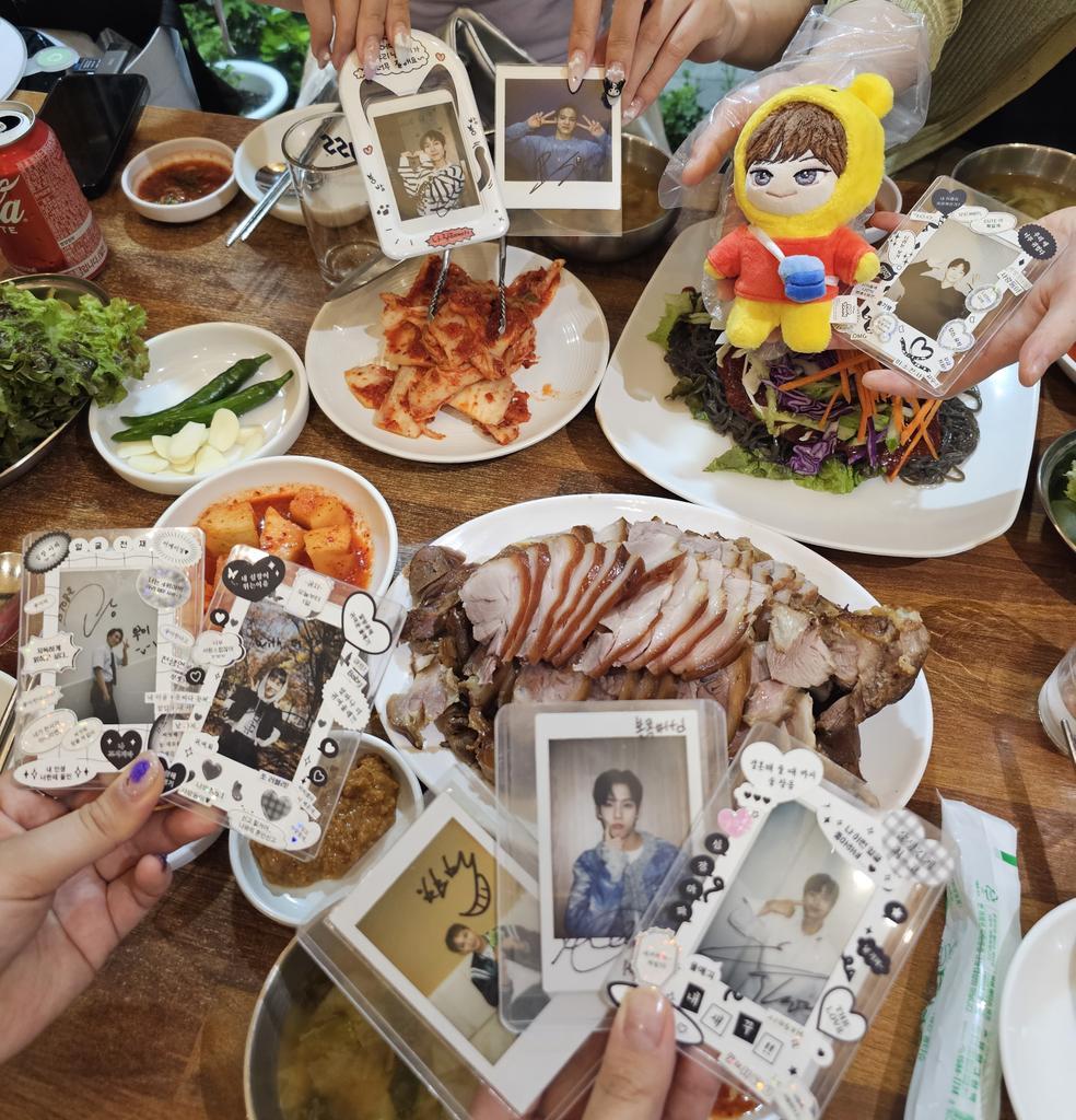 cuj3957's tweet photo. 성재 팬콘후 야무진 뒷풀이😋💓💓
*장갑 엣지있자나?🤣 #ㅍㅅㄴㅋㄹㅇㅅㅇㄷ https://t.co/bC0YwTBj5f