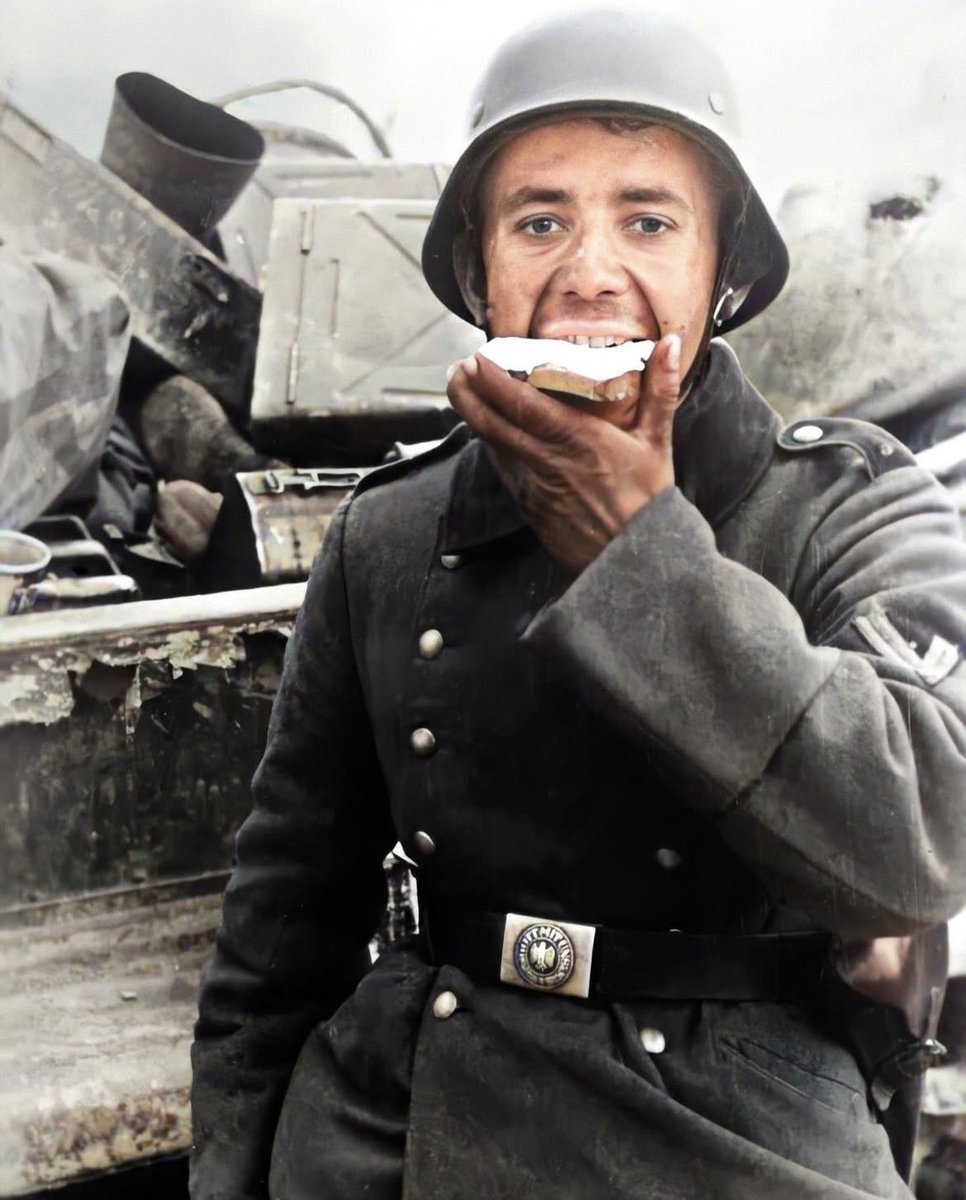 パンを食べてる陸軍の兵士