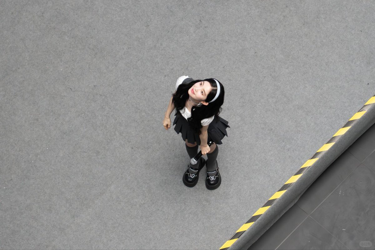 ninjagu08's tweet photo. Irene's shoes look so ginormous from this angle 😭 and she looks extra tiny ;-; https://t.co/mxh8f4AW1K