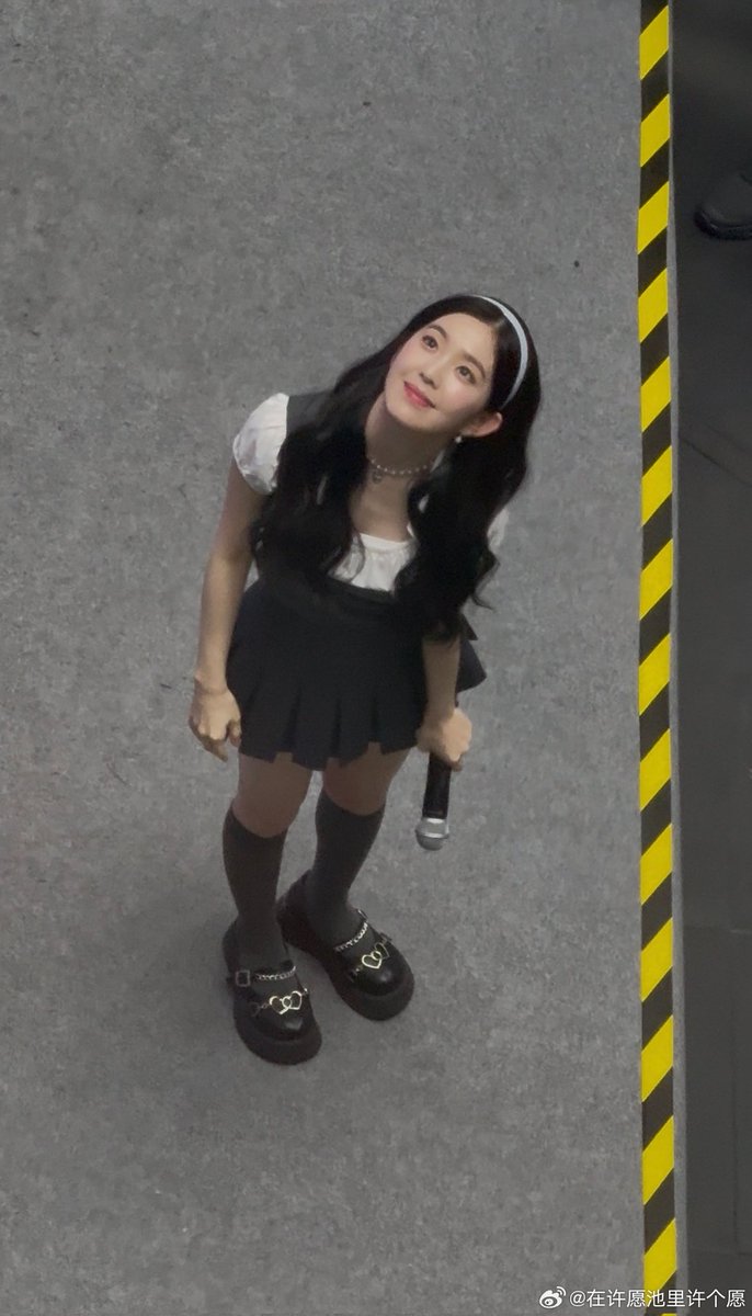 ninjagu08's tweet photo. Irene's shoes look so ginormous from this angle 😭 and she looks extra tiny ;-; https://t.co/mxh8f4AW1K