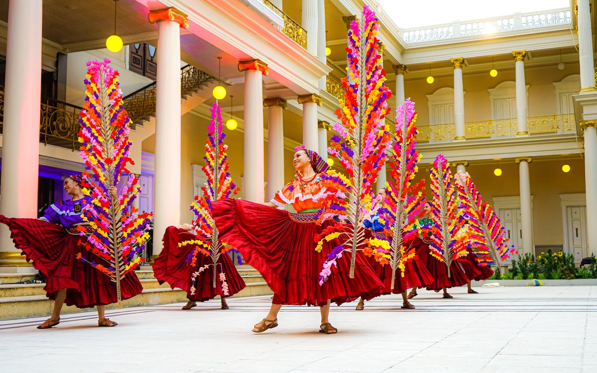 Te esperamos cada fin de semana con presentaciones artísticas, recorridos guiados y experiencias únicas en uno de los edificios más emblemáticos del país, el Palacio Nacional. 

Mañana no te podés perder al Ballet Folklórico Nacional, que regresa al escenario con su energía,
