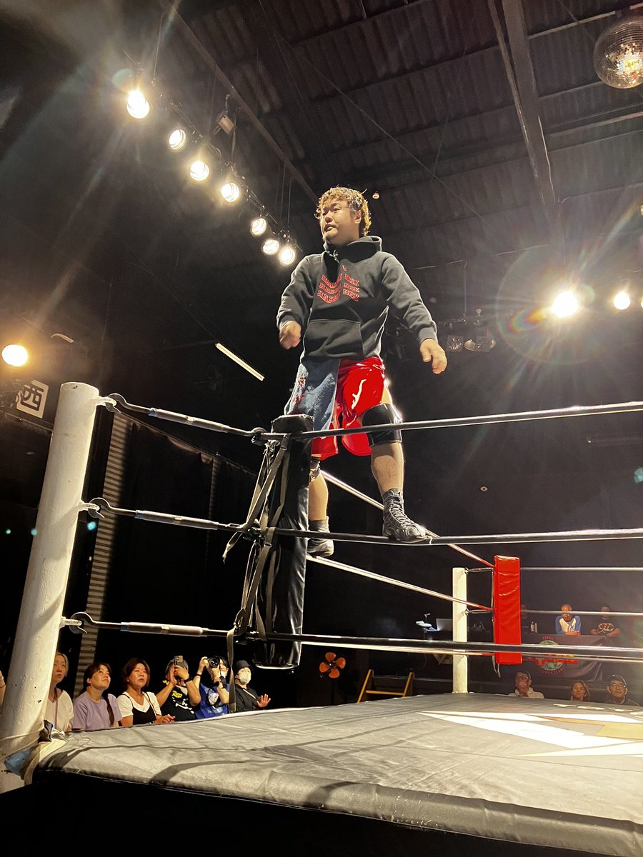 AtoC_042's tweet photo. 昨夜のTTT

メインは王者アキラvs挑戦者橋之介
序盤での衝撃シーン
ここから橋之介の試練が始まった

#TTTpro
#AlmaLibre
#定アキラ
#橋之介 https://t.co/uHkyW4KEhI