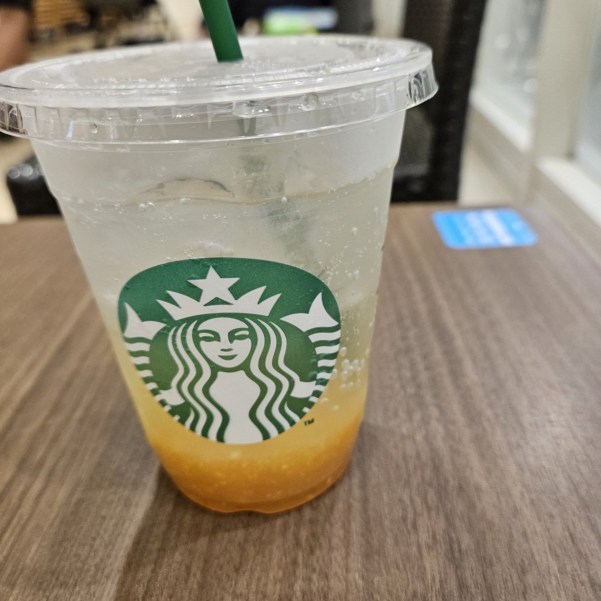 チラックスソーダ ゆずシトラス飲んで昨日配信のラジオ聴いてるけど、ためになる🧎‍♂️