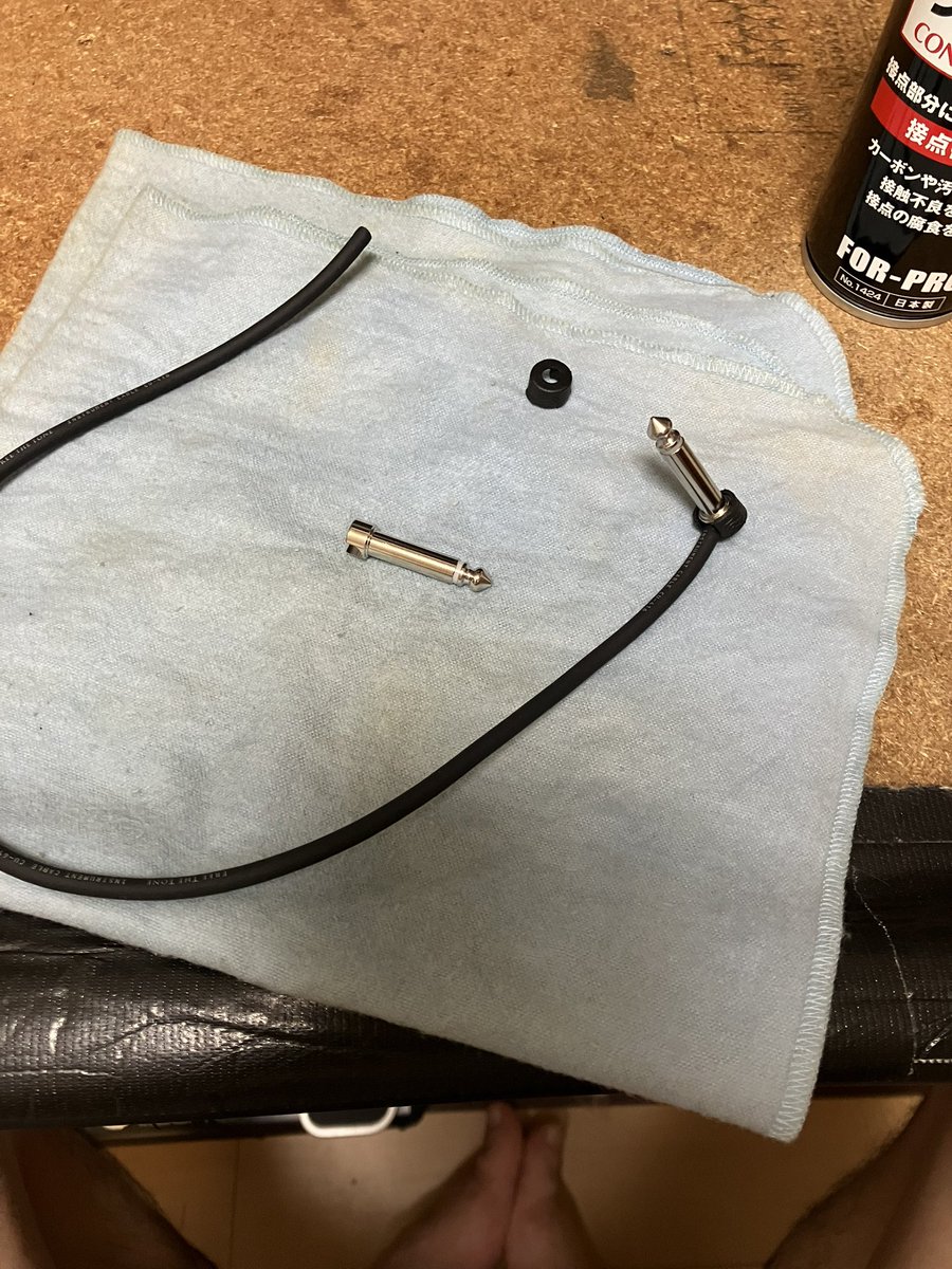 Ryu_HRB's tweet image. 他の人はソルダーレスの導通チェックってどうしてるんやろ？
チェック器購入したり？

俺はアンプとかに差して触る。
今はオーディオインターフェイスに差して触ってる。
音量0でもピークランプ点いて分かりやすいから。

#エフェクターボード
#パッチケーブル