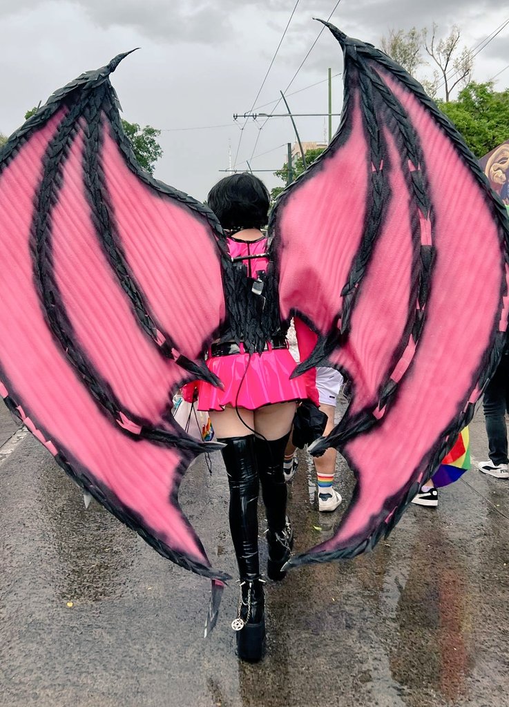 Dorian_Onyx's tweet photo. Una foto que me tomaron la semana pasada en el pride.
🩷💛🩵
PD: no tenía nada abajo de la falta :3
#femboy #marchapride #PrideMonth #like #followme https://t.co/bzT96yAzgF