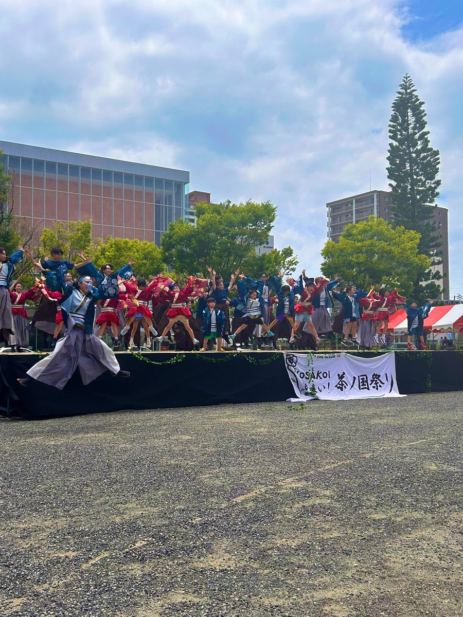 chanokuni_fes's tweet photo. メインステージ、小学生企画と総踊りの「南中ソーラン」です‼️

元気いっぱいの小学生がお茶ノ子の衣装を着て踊っています💃🕺
とてもかわいらしいですね🥰

総踊りはどの方でもご参加できます！
午後にもたくさんあるのでお見逃しなく！

#良さ来い茶ノ国祭り
#茶ノ国祭り https://t.co/oySzagJB4t