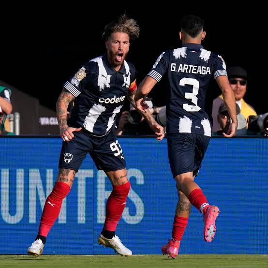 O uniforme do Monterrey é o mais lindo desse Mundial. Do meião a camisa é um espetáculo. 

A Puma, quando quer, sabe fazer algo mais diferenciado.