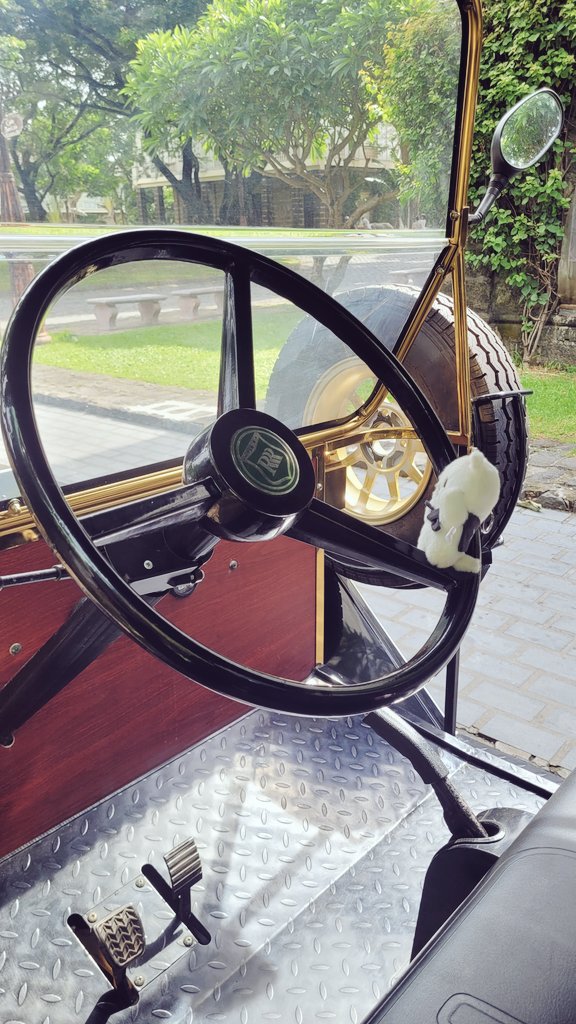 proserpinatyche's tweet photo. Prince Jiniret driving Passenger Princess Dwaekki - theyre off to their romantic luncheon date 😍 #SamLewis https://t.co/iw2LrWJGUc