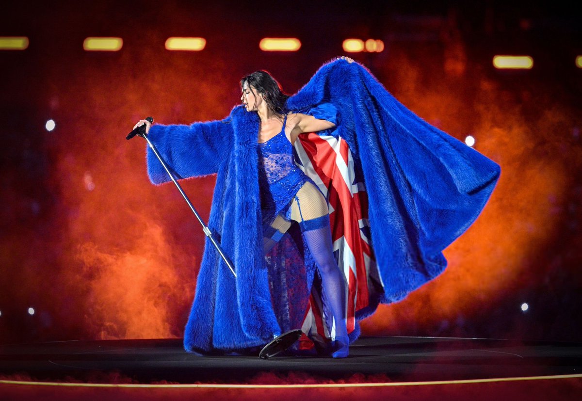 dlipahungary's tweet photo. 📸 | @DUALIPA onstage for #RadicalOptimismTourLondon night 2! #2 https://t.co/fnDM3u65NN