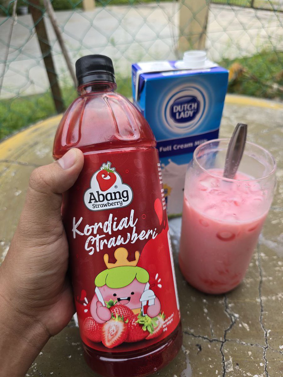 Thanks dohhh siapa yg viralkan air abang strawberry ni. Rasa dia creamyyy gilaaaaa macam minum air tealive weh. 

Bancuh Pulakkk dengan full cream milk memang Lemak umpphh 🤤😋