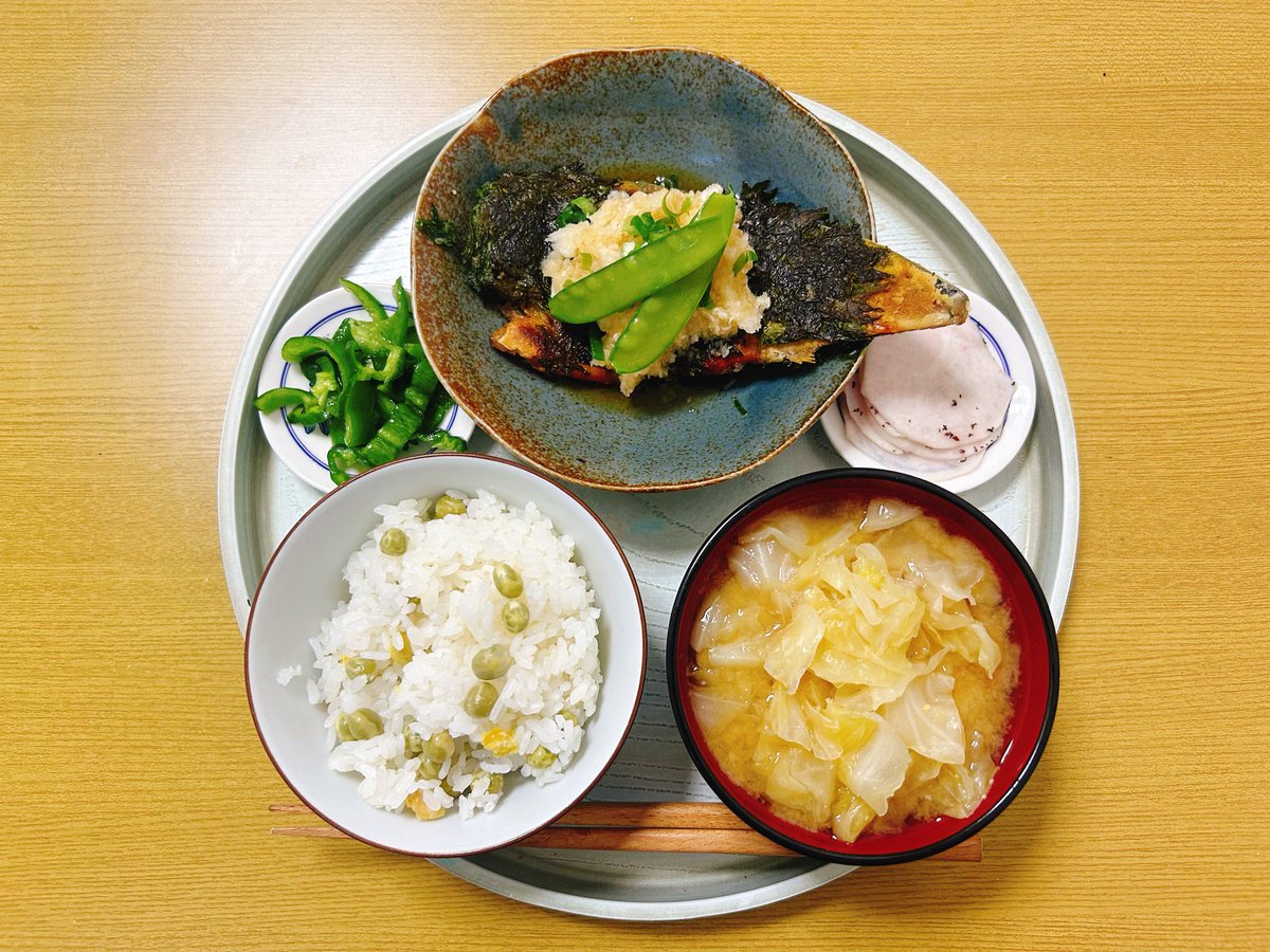 asakogohan's tweet photo. 最近気忙しく料理写真とか撮れてなかったな
それにしても、夏野菜が楽しい季節になってまいりました。

日曜日朝昼ごはん

鯖の大葉唐揚げ、おろしポン酢
キャベツの味噌汁
カブのシソ甘酢漬け
ピーマンナムル
豆ご飯

#朝ごはん #ブランチ #昼ごはん https://t.co/d6krpcJ8H4