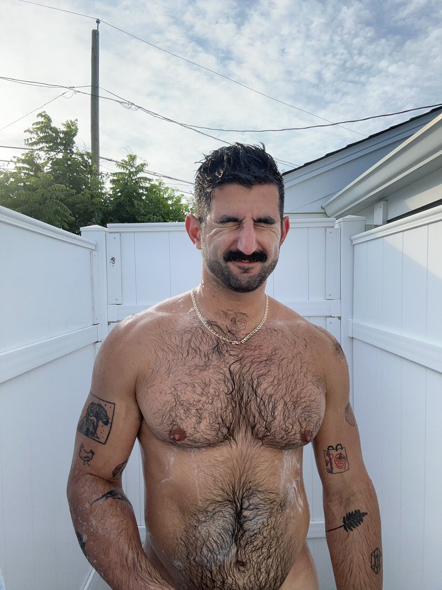 we love an outdoor shower moment