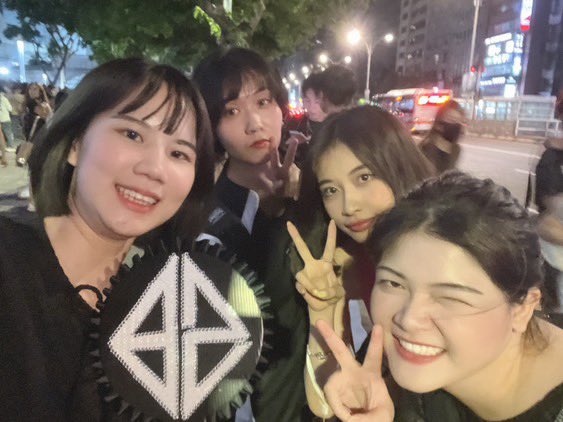 liangyuhui0929's tweet photo. Local Taiwanese Atin representatives 
😻😻😻

I still couldn’t believe that I witnessed this everything last night 🔥 🔥 

#SB19 #SB19atHitoPop2025 #2025hito流行音樂獎頒獎典禮 https://t.co/gTALaClySH