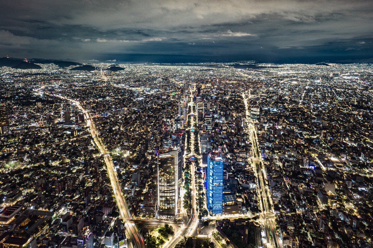 La bella Ciudad de México, una fotografía de Santiago Arau que les comparto esta noche lluviosa. 

Que descansen.