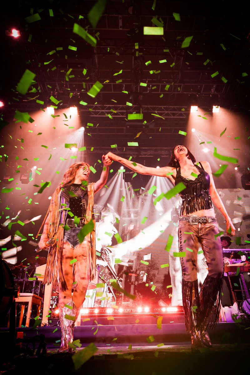 Seguimos emocionadas, felices y muy agradecidas por la noche que nos regalaron ayer en León. 🙏🏻❤️ ¡Son lo máximo!  Un #SoldOut de mucho cariño. HAASHVILLE es el lugar del despecho. 🤠🌵👢🤗