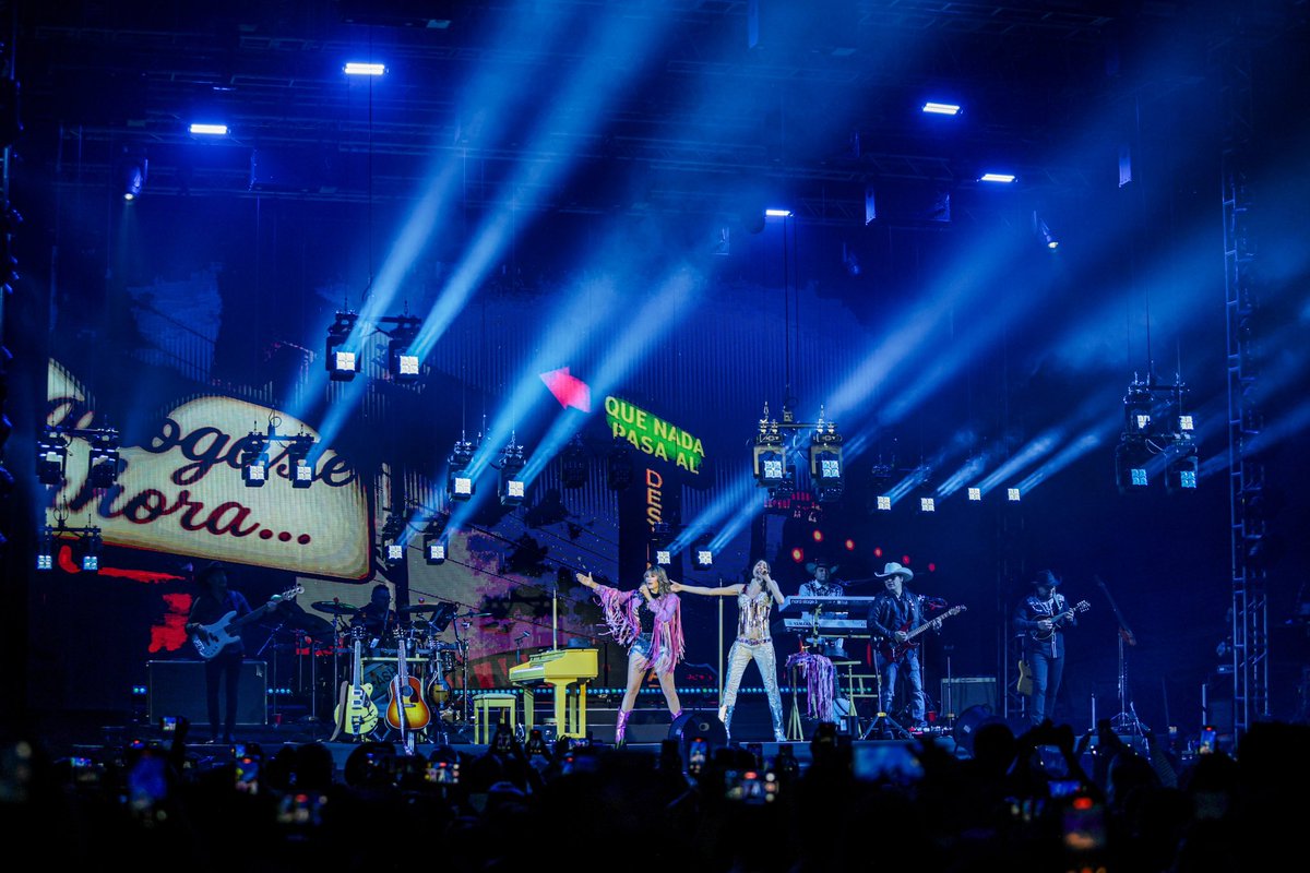 haashoficial's tweet photo. Seguimos emocionadas, felices y muy agradecidas por la noche que nos regalaron ayer en León. 🙏🏻❤️ ¡Son lo máximo!  Un #SoldOut de mucho cariño. HAASHVILLE es el lugar del despecho. 🤠🌵👢🤗 https://t.co/Z1O34qpWvp