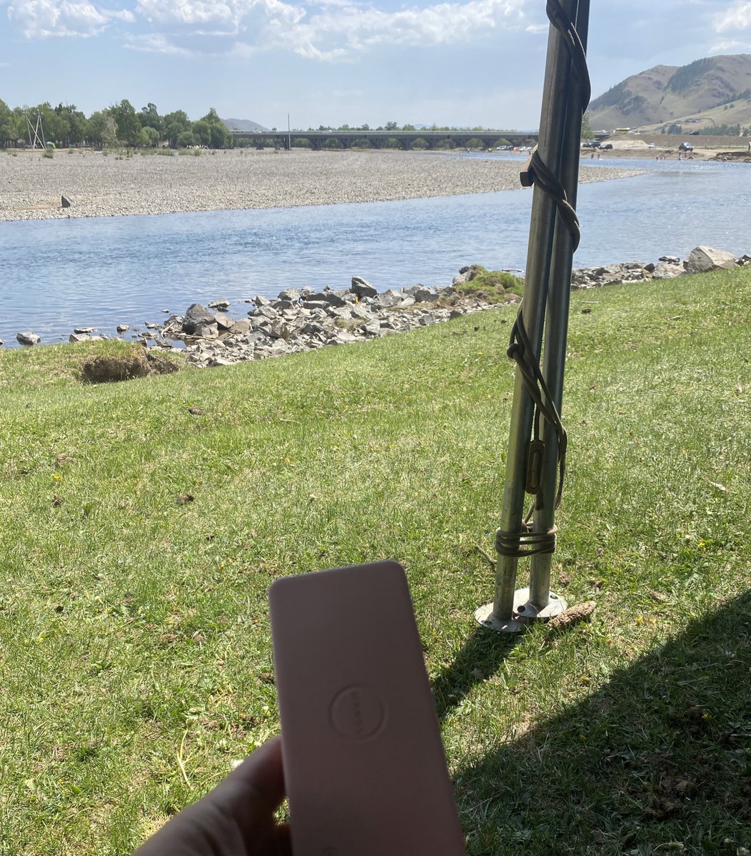 Америк Ираны цөмийн байгууламжуудыг бөмбөгдсөн сургаар павер банкаа аваад цэвэр устай газар ирцэн. 😜