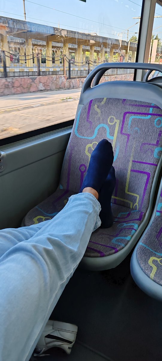 Toplu taşımada adamın biri ayakkabıbı çıkarmış bu ne rahatlık amk