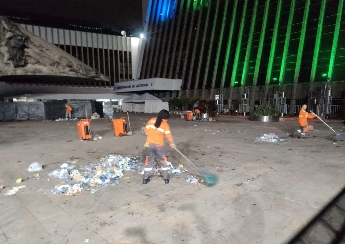 Emvarias's tweet photo. Respaldamos con hechos nuestro compromiso con Medellín, nuestra hermosa Tacita de Plata.

Cada acción que emprendemos nace del amor profundo que le tenemos. 🌃🥰
Seguimos trabajando con pasión y responsabilidad, 24/7, siempre orgullosos de nuestra tierra. 🌆💪🏽

Porque cuidar nuestra ciudad, está en el corazón de los paisas. 🧡